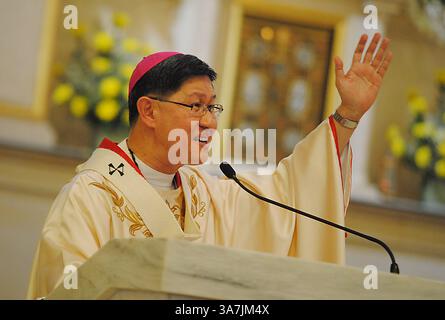 13. Februar 2013 - Manila, Philippinen - Manila Erzbischof Kardinal LUIS ANTONIO TAGLE führt eine Messe in Manila durch, auf diesem Aktenfoto vom 3. November 2012. Benedikt XVI. Kündigte an, dass er als Papst zurücktreten werde, nachdem er das körperliche Alter als Grund für die Einstellung des amtes erwähnt hatte. Tagle, 55, gehört zu den möglichen Kandidaten für das Papsttum (Credit Image: © Ezra Acayan/ZUMAPRESS.com) Stockfoto