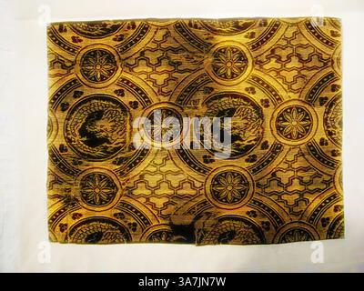 Ein texturiertes Textil mit einem komplizierten Muster aus Drachen und Blumenmotiven, verziert in warmen Goldtönen und kreisförmigen Mustern., Klassische Kunst mit modernem Touch neu interpretiert von Artotop, Fragment, Edo period (1615–1868), 1775/1800, Japan, Normaltwill, Seide und vergoldetes Papier, 3 Streifen bis m.m. Stockfoto