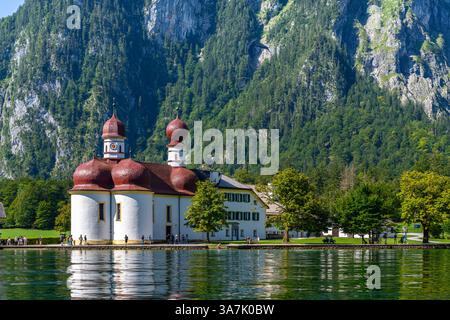 Wunderschöner Blick auf die Wallfahrtskirche St. Bartholomae am Ufer des Königssees mit bayerischen alpen im Hintergrund im Nationalpark Berchstegaden, auf A Stockfoto