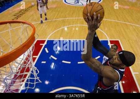21. Dezember 2012: Atlanta Hawks kleiner Stürmer Josh Smith (5) setzt den Schuss während des NBA-Spiels zwischen den Atlanta Hawks und den Philadelphia 76ers im Wells Fargo Center in Philadelphia, Pennsylvania. The Philadelphia 76ers Beat the Atlanta Hawks, 99-80.(Bild: © Chris Szagola/Cal Sport Media/ZUMAPRESS.com) Stockfoto