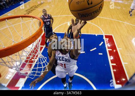 21. Dezember 2012: Der kleine Stürmer der Philadelphia 76ers Thaddeus Young (21) setzt den Schuss ab, als der kleine Stürmer Josh Smith (5) im NBA-Spiel zwischen den Atlanta Hawks und den Philadelphia 76ers im Wells Fargo Center in Philadelphia, Pennsylvania, um den Ball zu erreichen. The Philadelphia 76ers Beat the Atlanta Hawks, 99-80.(Bild: © Chris Szagola/Cal Sport Media/ZUMAPRESS.com) Stockfoto