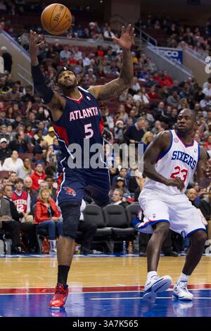 21. Dezember 2012: Atlanta Hawks kleiner Stürmer Josh Smith (5) holt sich den losen Ball, als der Schießwart Jason Richardson (23) der Philadelphia 76ers während des NBA-Spiels zwischen den Atlanta Hawks und den Philadelphia 76ers im Wells Fargo Center in Philadelphia, Pennsylvania, zusieht. The Philadelphia 76ers Beat the Atlanta Hawks, 99-80.(Bild: © Chris Szagola/Cal Sport Media/ZUMAPRESS.com) Stockfoto