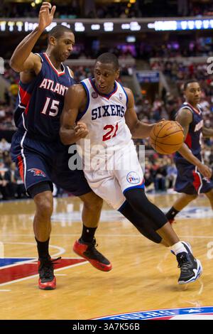 21. Dezember 2012: Philadelphia 76ers Small Forward Thaddeus Young (21) fährt mit dem Ball in den Korb, als Atlanta Hawks Center Al Horford (15) ihn während des NBA-Spiels zwischen den Atlanta Hawks und den Philadelphia 76ers im Wells Fargo Center in Philadelphia, Pennsylvania, bewacht. The Philadelphia 76ers Beat the Atlanta Hawks, 99-80.(Bild: © Chris Szagola/Cal Sport Media/ZUMAPRESS.com) Stockfoto