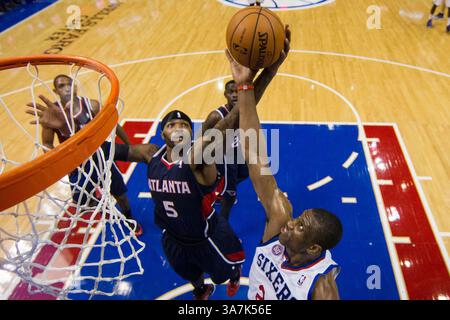 21. Dezember 2012: Atlanta Hawks Small Forward Josh Smith (5) bekämpft Philadelphia 76ers Small Forward Thaddeus Young (21) im NBA-Spiel zwischen den Atlanta Hawks und den Philadelphia 76ers im Wells Fargo Center in Philadelphia, Pennsylvania. The Philadelphia 76ers Beat the Atlanta Hawks, 99-80.(Bild: © Chris Szagola/Cal Sport Media/ZUMAPRESS.com) Stockfoto