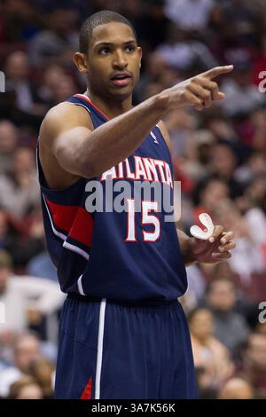 21. Dezember 2012: Das Zentrum von Atlanta Hawks Al Horford (15) zeigt seinen Teamkollegen während des NBA-Spiels zwischen den Atlanta Hawks und den Philadelphia 76ers im Wells Fargo Center in Philadelphia, Pennsylvania. The Philadelphia 76ers Beat the Atlanta Hawks, 99-80.(Bild: © Chris Szagola/Cal Sport Media/ZUMAPRESS.com) Stockfoto