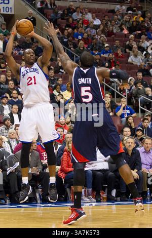 21. Dezember 2012: Der kleine Stürmer der Philadelphia 76ers Thaddeus Young (21) trifft den Schuss, während der NBA-Runde zwischen den Atlanta Hawks und den Philadelphia 76ers im Wells Fargo Center in Philadelphia, Pennsylvania, ihn bewacht. The Philadelphia 76ers Beat the Atlanta Hawks, 99-80.(Bild: © Chris Szagola/Cal Sport Media/ZUMAPRESS.com) Stockfoto