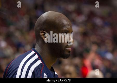 21. Dezember 2012: Johan Petro (10), das in Atlanta Hawks im Wells Fargo Center in Philadelphia, Pennsylvania, während der Aufwärmphase vor dem NBA-Spiel zwischen den Atlanta Hawks und den Philadelphia 76ers im Wells Fargo Center in Philadelphia, Pennsylvania. The Philadelphia 76ers Beat the Atlanta Hawks, 99-80.(Bild: © Chris Szagola/Cal Sport Media/ZUMAPRESS.com) Stockfoto