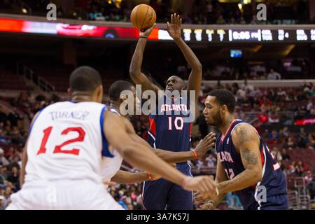 21. Dezember 2012: Johan Petro (10), der im NBA-Spiel zwischen den Atlanta Hawks und den Philadelphia 76ers im Wells Fargo Center in Philadelphia (Pennsylvania) den Schuss mit der Action um ihn herum gibt. The Philadelphia 76ers Beat the Atlanta Hawks, 99-80.(Bild: © Chris Szagola/Cal Sport Media/ZUMAPRESS.com) Stockfoto