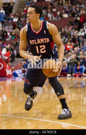 21. Dezember 2012: John Jenkins (12) sieht mit dem Ball während des NBA-Spiels zwischen den Atlanta Hawks und den Philadelphia 76ers im Wells Fargo Center in Philadelphia, Pennsylvania. The Philadelphia 76ers Beat the Atlanta Hawks, 99-80.(Bild: © Chris Szagola/Cal Sport Media/ZUMAPRESS.com) Stockfoto