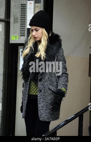 21. Dezember 2012 - New York City, NY, USA - 20. Dezember 2012, New York City....Schauspielerin Imogen Poots am Set des neuen Films „Are We Officailly Dating?“ Am 20. Dezember 2012 in New York City (Credit Image: © Curtis Means/Ace Pictures/ZUMAPRESS.com) Stockfoto