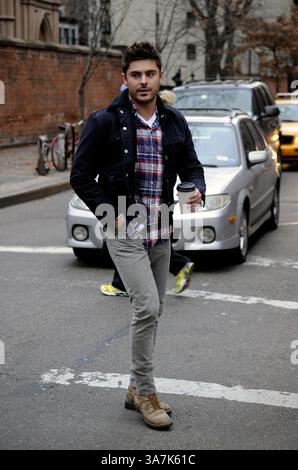 21. Dezember 2012 - New York City, NY, USA - 20. Dezember 2012, New York City....Schauspieler Zac Efron am Set des neuen Films „Are We Officailly Dating?“ Am 20. Dezember 2012 in New York City (Credit Image: © Curtis Means/Ace Pictures/ZUMAPRESS.com) Stockfoto
