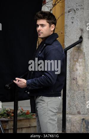 21. Dezember 2012 - New York City, NY, USA - 20. Dezember 2012, New York City....Schauspieler Zac Efron am Set des neuen Films „Are We Officailly Dating?“ Am 20. Dezember 2012 in New York City (Credit Image: © Curtis Means/Ace Pictures/ZUMAPRESS.com) Stockfoto