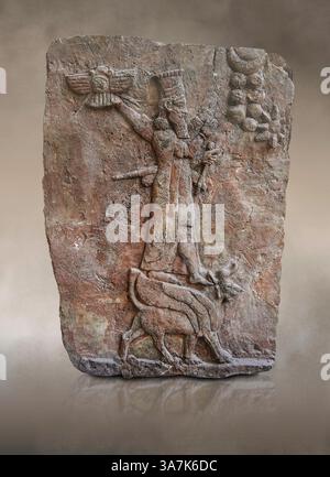 Antike neo-assyrische Gipsreliefplatte, die den assyrischen Gott Ashur darstellt. Ashur, 7. Jh. v. Chr. Pergamonmuseum Berlin. Der kleine Putz ist sicher Stockfoto