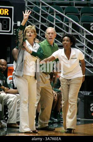 16. November 2012 – Honolulu, HI, Vereinigte Staaten von Amerika – 16. November 2012: Baylor Bears Head Coach Kim Mulkey signalisiert beim Jack in the Box Rainbow Wahine Classic gegen den Stanford Cardinal im Stan Sheriff Center in Honolulu, HI. (Bild: © Michael Sullivan/Cal Sport Media/ZUMAPRESS.com) Stockfoto