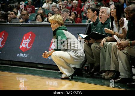 16. November 2012: Honolulu, HI, Vereinigte Staaten von Amerika - 16. November 2012: Baylor Bears Head Coach Kim Mulkey beim Jack in the Box Rainbow Wahine Classic im Stan Sheriff Center in Honolulu, HI. (Bild: © Michael Sullivan/Cal Sport Media/ZUMAPRESS.com) Stockfoto