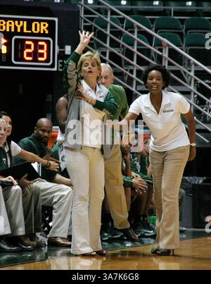 16. November 2012 – Honolulu, HI, Vereinigte Staaten von Amerika – 16. November 2012: Baylor Bears Head Coach Kim Mulkey signalisiert beim Jack in the Box Rainbow Wahine Classic gegen den Stanford Cardinal im Stan Sheriff Center in Honolulu, HI. (Bild: © Michael Sullivan/Cal Sport Media/ZUMAPRESS.com) Stockfoto