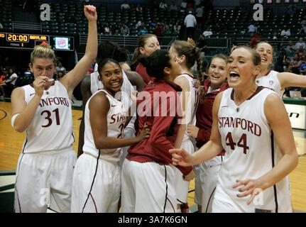 16. November 2012 – Honolulu, HI, Vereinigte Staaten von Amerika – 16. November 2012: Stanford feiert und verärgert den Sieg über den Top-Rang Baylor beim Jack in the Box Rainbow Wahine Classic im Stan Sheriff Center in Honolulu, HI. (Bild: © Michael Sullivan/Cal Sport Media/ZUMAPRESS.com) Stockfoto
