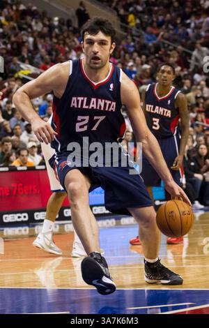 21. Dezember 2012: Atlanta Hawks zentrieren Zaza Pachulia (27) in Aktion mit dem Ball während des NBA-Spiels zwischen den Atlanta Hawks und den Philadelphia 76ers im Wells Fargo Center in Philadelphia, Pennsylvania. The Philadelphia 76ers Beat the Atlanta Hawks, 99-80.(Bild: © Chris Szagola/Cal Sport Media/ZUMAPRESS.com) Stockfoto
