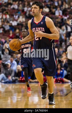 21. Dezember 2012: Zaza Pachulia (27) bringt den Ball während des NBA-Spiels zwischen den Atlanta Hawks und den Philadelphia 76ers im Wells Fargo Center in Philadelphia, Pennsylvania. The Philadelphia 76ers Beat the Atlanta Hawks, 99-80.(Bild: © Chris Szagola/Cal Sport Media/ZUMAPRESS.com) Stockfoto