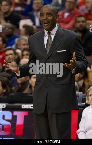 21. Dezember 2012: Larry Drew, Cheftrainer der Atlanta Hawks, tritt am Rande des NBA-Spiels zwischen den Atlanta Hawks und den Philadelphia 76ers im Wells Fargo Center in Philadelphia, Pennsylvania, auf. The Philadelphia 76ers Beat the Atlanta Hawks, 99-80.(Bild: © Chris Szagola/Cal Sport Media/ZUMAPRESS.com) Stockfoto