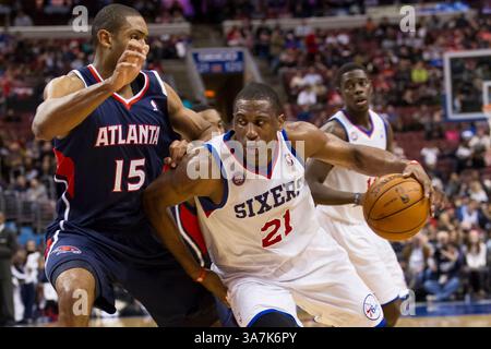 21. Dezember 2012: Philadelphia 76ers Small Forward Thaddeus Young (21) fährt in den Korb, als er im NBA-Spiel zwischen den Atlanta Hawks und den Philadelphia 76ers im Wells Fargo Center in Philadelphia, Pennsylvania, am Atlanta Hawks Center vorbeikommt. The Philadelphia 76ers Beat the Atlanta Hawks, 99-80.(Bild: © Chris Szagola/Cal Sport Media/ZUMAPRESS.com) Stockfoto