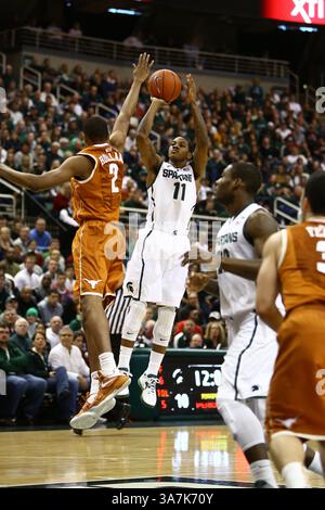 22. Dezember 2012: East Lansing, Michigan, USA – Michigan State Guard KEITH APPLING (11) schießt in der ersten Halbzeit im Breslin Center über die texanische Longhorns-Wache DEMARCUS HOLLAND (2). Michigan State besiegt Texas 67-56 (Foto: © Rey Del Rio/ZUMAPRESS.com) Stockfoto