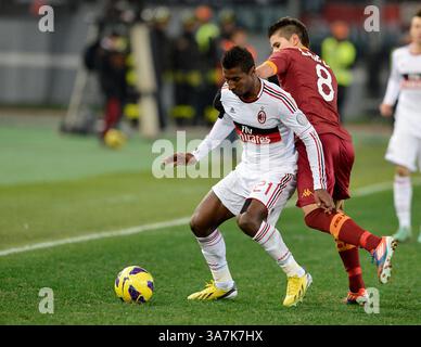 22. Dezember 2012 – Rom, Italien – Rom, Italien – Konstante Kevin und Lamela Erik im Gegensatz dazu während des AS Roma vs. AC Milan-Rennens der Fußball-Meisterschaft Serie A TIM im Olimpico in Rom. (Kreditbild: © Gilberto Carbonari/ZUMAPRESS.com) Stockfoto