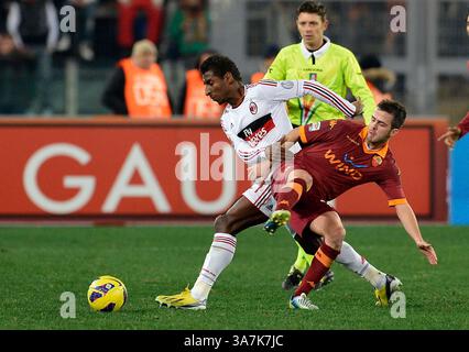 22. Dezember 2012 – Rom, Italien – Rom, Italien – Konstante Kevin und Pjanic Miralem im Gegensatz dazu während des AS Roma vs AC Mailand-Rennens der Fußballserie A TIM im Olimpico in Rom. (Kreditbild: © Gilberto Carbonari/ZUMAPRESS.com) Stockfoto