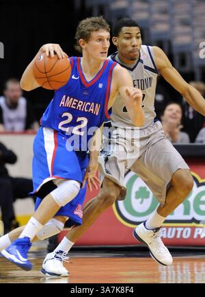 22. Dezember 2012 – Washington, DC, USA – der amerikanische Universitätswächter John Schoof (22) fährt am Samstag, 22. Dezember 2012, gegen Georgetown Stürmer Otto Porter Jr. (22), zurück, in der zweiten Halbzeit im Verizon Center in Washington, D.C.. Georgetown besiegte Amerikaner, 65–48. (Kreditbild: © Chuck Myers/MCT/ZUMAPRESS.com) Stockfoto