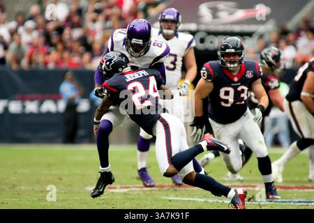 23. Dezember 2012: Houston, Texas, Vereinigte Staaten von Amerika - 16. Dezember 2012: Houston Texans Cornerback Johnathan Joseph #24 bekämpft Minnesota Vikings Wide Receiver Jerome Simpson #81 nach einem Fang während des NFL-Fußballspiels zwischen den Houston Texans und den Minnesota Vikings vom Reliant Stadium in Houston, Texas. (Bild: © Erik Williams/Cal Sport Media/ZUMAPRESS.com) Stockfoto
