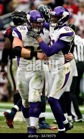 23. Dezember 2012: Houston, Texas, Vereinigte Staaten von Amerika - 16. Dezember 2012: Minnesota Vikings, die Toby Gerhart #32 und Wide Receiver Jerome Simpson #81, feiern Gerharts vierten Viertelfinale während des NFL-Fußballspiels zwischen den Houston Texans und den Minnesota Vikings aus dem Reliant Stadium in Houston, Texas. Minnesota Won, 23.-6. (Bild: © Erik Williams/Cal Sport Media/ZUMAPRESS.com) Stockfoto