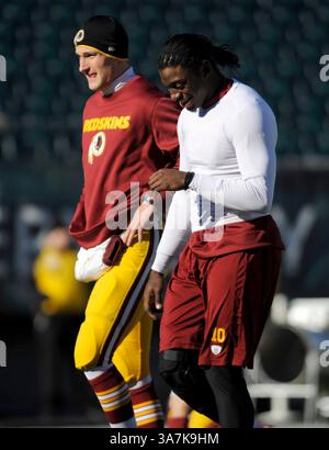23. Dezember 2012 - Philadelphia, Pennsylvania, USA - 23. Dezember 2012: Redskins' Quarterbacks Kirk Cousins und Robert Griffin II während des warm Up vor der NFL-Aktion zwischen den Washington Redskins und Philadelphia Eagles im Lincoln Financial Field in Philadelphia, Pennsylvania. (Bild: © Duncan Williams/Cal Sport Media/ZUMAPRESS.com) Stockfoto