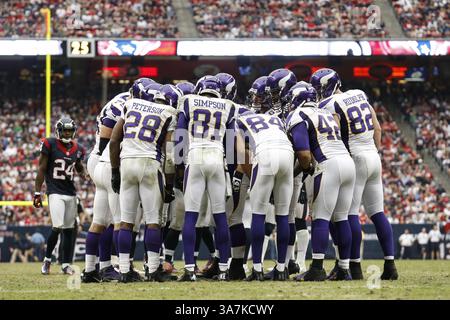 23. Dezember 2012: Die Minnesota Vikings laufen zurück, ADRIAN PETERSON (28) und der Minnesota Vikings Wide Receiver JEROME SIMPSON (81) im NFL-Spiel zwischen den Houston Texans und den Minnesota Vikings im Reliant Stadium in Houston, Texas. (Kreditbild: © Tim Warner/ZUMAPRESS.com) Stockfoto
