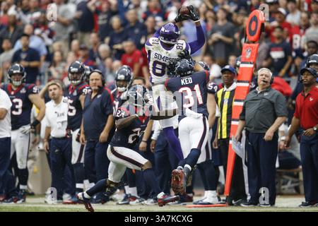 23. Dezember 2012: JEROME SIMPSON (81), der Minnesota Vikings Wide Receiver, holt sich einen Pass über Houston Texans Defensive Back SHILOH KEO (31) und Houston Texans Cornerback JOHNATHAN JOSEPH (24) während des NFL-Spiels zwischen den Houston Texans und den Minnesota Vikings im Reliant Stadium in Houston, Texas. (Kreditbild: © Tim Warner/ZUMAPRESS.com) Stockfoto