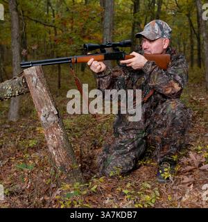 14. Oktober 2008 - Long Island, New York, USA - Hunter will einen Hirsch in den Wäldern von Long Island, New York, erschießen. (Bild: © Daniel Mirer/ZUMAPRESS.com) Stockfoto