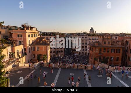Blick von der Piazza della Trinità dei Monti auf die Menschenmassen auf der Piazza di Spagna, Rom, Italien. Stockfoto