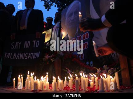 26. Dezember 2012 - Lahore, Pakistan - Menschen zünden Kerzen an, um den 6. Jahrestag des Todes von Benazir Bhutto am Samstag den Mord an Khyber Pakhtunkhwa Senior Minister Bashir Ahmad Bilour zu feiern, der bei einem Selbstmordanschlag in der Ortschaft Dhaki Naalbandi im historischen Qissa Khwani Basar getötet wurde. (Bild: © Rana Irfan Ali/ZUMAPRESS.com) Stockfoto