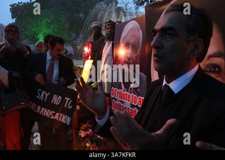 26. Dezember 2012 - Lahore, Pakistan - Menschen zünden Kerzen an, um den 6. Jahrestag des Todes von Benazir Bhutto am Samstag den Mord an Khyber Pakhtunkhwa Senior Minister Bashir Ahmad Bilour zu feiern, der bei einem Selbstmordanschlag in der Ortschaft Dhaki Naalbandi im historischen Qissa Khwani Basar getötet wurde. (Bild: © Rana Irfan Ali/ZUMAPRESS.com) Stockfoto