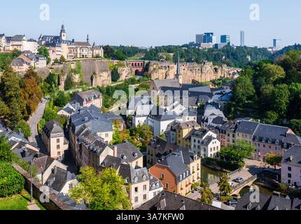Stadtbild der Altstadt von Luxemburg mit der Kirche Saint-Michael, der Abtei Neimënster und den Gebäuden des Kirchberg-Plateaus. Stockfoto