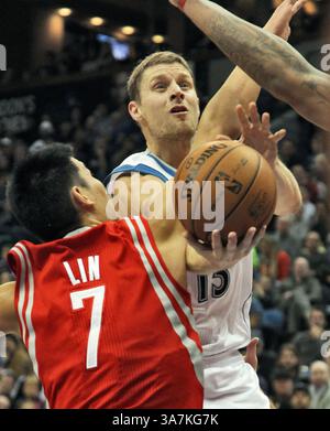 26. Dezember 2012 – Minneapolis, MN, USA – Minnesota Timberwolves Wolves Luke Ridnour (13) fährt während eines NBA-Spiels im Target Center am Mittwoch, den 26. Dezember 2012, in Minneapolis, Minnesota, gegen Jeremy Lin der Houston Rockets in den Korb. (Kreditbild: © Marlin Levison/MCT/ZUMAPRESS.com) Stockfoto