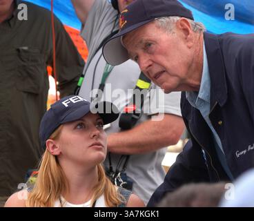 September 2005 - Hancock County, MS, USA - der ehemalige Präsident George H. W. Bush spricht mit der FEMA-Vertreterin Meredith Chandler während seines Besuchs im Waveland Disaster Recovery Center (Credit Image: © Handout/MCT/ZUMAPRESS.com) Stockfoto