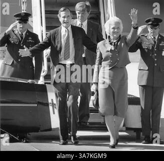 31. Oktober 2010 - Arlington, TX, USA - George H.W. Bush und seine Frau Barbara kommen am 5. November 1984 am Flughafen Meacham in Fort Worth, Texas an. (Bild: © Paul Moseley/MCT/ZUMAPRESS.com) Stockfoto