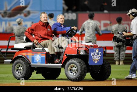 31. Oktober 2010 - Arlington, TX, USA - die ehemaligen Präsidenten George H.W. Bush und George W. Bush fahren zum Infield, während die San Francisco Giants am Sonntag, den 31. Oktober 2010, die Texas Rangers in Game 4 der World Series im Rangers Ballpark in Arlington, Texas, spielen. (Kreditbild: © Ron Jenkins/MCT/ZUMAPRESS.com) Stockfoto