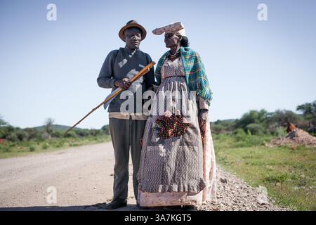 März 2012 - Namibia - Porträt eines namibischen Herero-Paares. Die Frau trägt ein traditionelles Herero-Kleid. (Bild: © Elijah Hurwitz/ZUMAPRESS.com) Stockfoto