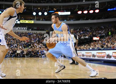 Dezember 2012: Denvers Nuggets Small Forward Danilo Gallinari #8 fährt während eines NBA-Spiels zwischen den Denver Nuggets und den Dallas Mavericks im American Airlines Center in Dallas entlang der Baseline, TX Denver besiegte Dallas 106–85(Credit Image: © Albert Pena/Cal Sport Media/ZUMAPRESS.com) Stockfoto