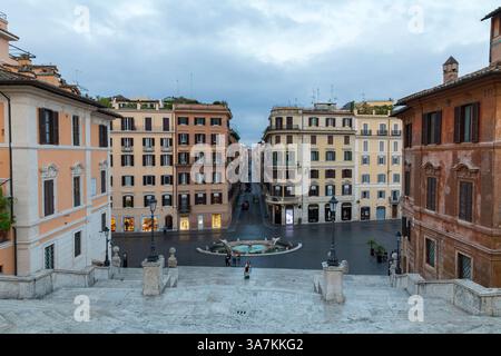 Blick von der Spanischen Treppe in Richtung Piazza di Spagna und Fontana della Barcaccia, Rom, Italien. Stockfoto