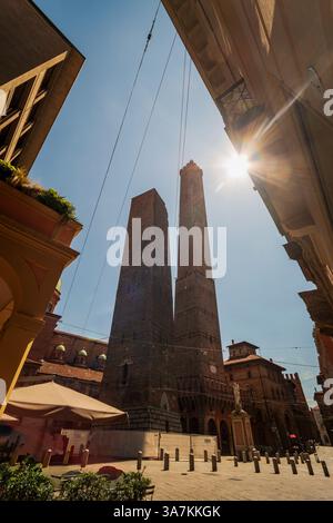 Bologna, Italien. Die beiden Türme garisenda und Asinelli am Anfang der Via Rizzoli. Stockfoto