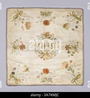 Ein wunderschön gesticktes Textil mit komplizierten Blumenmustern und dekorativen Schleifen, mit einem zentralen Monogramm umgeben von leuchtenden Blüten. Klassische Kunst mit modernem Touch, neu interpretiert von Artotop, Chalice Cover, 19. Jahrhundert, Spanien, Seide, Kettgewebe, mit Seidenseide aufgestickt, Metallstreifen auf Seidenkern gewickelt, Metallstreifen, zweilagige Metallfäden verdreht, gezogene Arbeit, Couching, Stiel, Gliederung. Spulenspitze aus Metallfaden Stockfoto