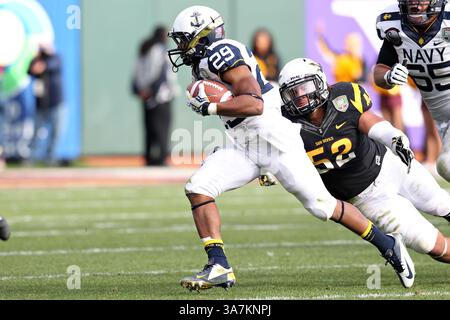 29. Dezember 2012 – San Francisco, Kalifornien, Vereinigte Staaten von Amerika – 29. Dezember 2012: Navy Midshipmen Running Back Geoffrey Whiteside #29 vermeidet den Linebacker Carl Bradford #52 der Arizona State Sun Devils während des Kraft Fight Hunger Bowl 2012 mit den Navy Midshipmen und den Arizona State Sun Devils im AT&T Park in San Francisco, CA. (Kreditbild: © Christopher Trim/Cal Sport Media/ZUMAPRESS.com) Stockfoto