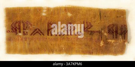 Ein antikes Textil mit komplexen geometrischen Mustern und stilisierten Motiven, das eine reiche Textur und Handwerkskunst zeigt, die für eine vergangene Ära charakteristisch sind. Klassische Kunst mit modernem Touch neu interpretiert von Artotop, Fragment, Fatimid-Periode (969–1171), Ägypten, Ägypten, einfarbiges, einfaches Tuch, Leinen, braun mit Alter, gestickt mit roter Seide in Satinstich und Stachelstich Stockfoto